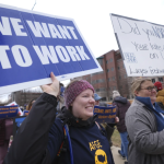 aty Frank (izquierda), exinformática del Laboratorio de Investigación Ambiental de los Grandes Lagos de NOAA, que fue despedida, protesta en el exterior del centro médico para veteranos John D. Dingell, en Detroit, el 28 de febrero de 2025. (AP Foto/Paul Sancya)