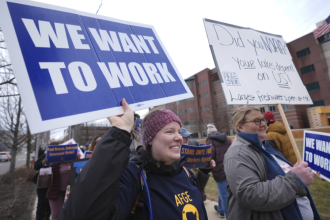 aty Frank (izquierda), exinformática del Laboratorio de Investigación Ambiental de los Grandes Lagos de NOAA, que fue despedida, protesta en el exterior del centro médico para veteranos John D. Dingell, en Detroit, el 28 de febrero de 2025. (AP Foto/Paul Sancya)