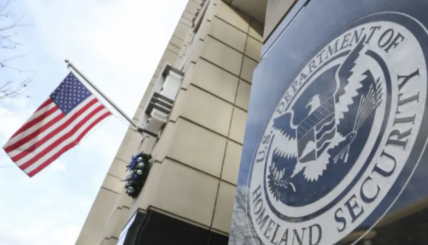 Vista exterior de un edificio del Departamento de Seguridad Nacional de Estados Unidos en la ciudad de Washington en enero de 2023. Celal Gunes/Agencia Anadolu/Getty Images