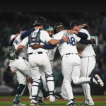 Los Marineros de Seattle festejan el triunfo sobre los Rangers de Texas, el sábado 12 de abril de 2025 (AP Foto/Lindsey Wasson