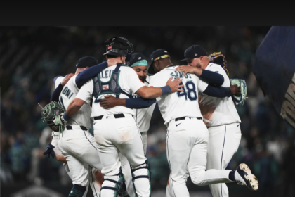 Los Marineros de Seattle festejan el triunfo sobre los Rangers de Texas, el sábado 12 de abril de 2025 (AP Foto/Lindsey Wasson