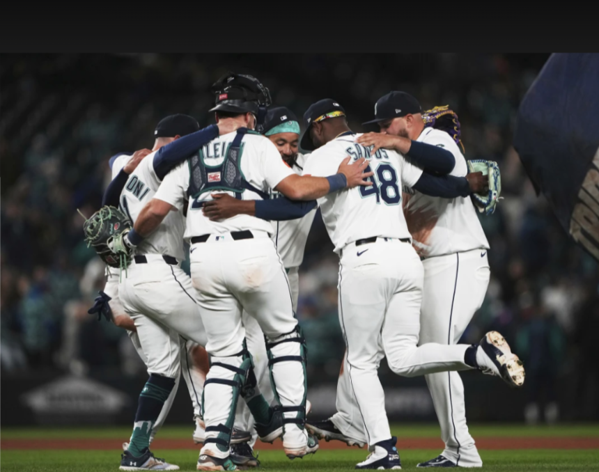 Los Marineros de Seattle festejan el triunfo sobre los Rangers de Texas, el sábado 12 de abril de 2025 (AP Foto/Lindsey Wasson