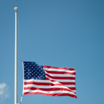 Bandera de Estados Unidos ondeando a media asta. (FUENTE EXTERNA)