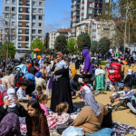 Vecinos esperan al aire libre, en un parque de Estambul, tras un primer seismo. AFP