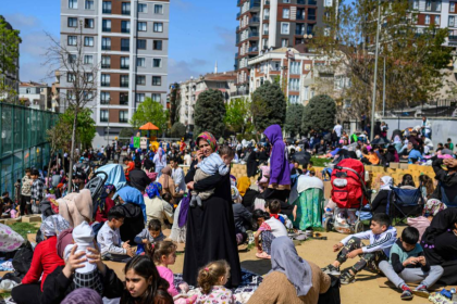 Vecinos esperan al aire libre, en un parque de Estambul, tras un primer seismo. AFP