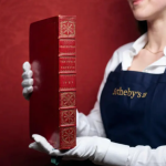 En esta imagen, distribuida por la casa de subastas Sotheby’s el 23 de abril de 2025, se muestra The First Folio, de William Shakespeare, que contiene 36 de la sobras del escritor y que se subastará el 23 de mayo en Londres. (Sotheby’s vía AP