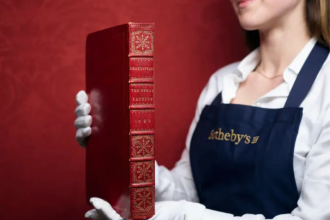 En esta imagen, distribuida por la casa de subastas Sotheby’s el 23 de abril de 2025, se muestra The First Folio, de William Shakespeare, que contiene 36 de la sobras del escritor y que se subastará el 23 de mayo en Londres. (Sotheby’s vía AP
