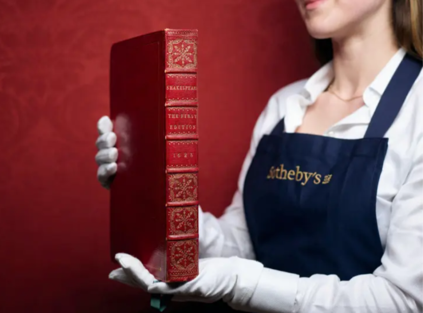 En esta imagen, distribuida por la casa de subastas Sotheby’s el 23 de abril de 2025, se muestra The First Folio, de William Shakespeare, que contiene 36 de la sobras del escritor y que se subastará el 23 de mayo en Londres. (Sotheby’s vía AP