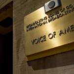 ARCHIVO - Esta foto de archivo del 15 de junio de 2020 muestra el edificio de la Voz de América en Washington. © Andrew Harnik - AP