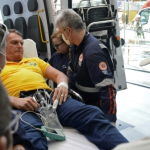 El expresidente brasileño Jair Bolsonaro llega en ambulancia al hospital de Río Grande, en Natal, 11 de abril de 2025 (MAGNUS NASCIMENTO)