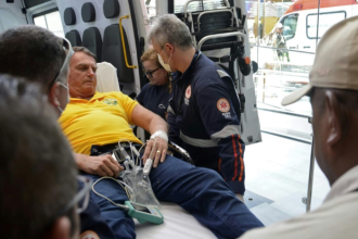 El expresidente brasileño Jair Bolsonaro llega en ambulancia al hospital de Río Grande, en Natal, 11 de abril de 2025 (MAGNUS NASCIMENTO)