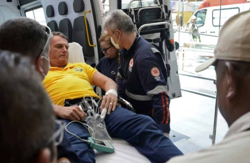 El expresidente brasileño Jair Bolsonaro llega en ambulancia al hospital de Río Grande, en Natal, 11 de abril de 2025 (MAGNUS NASCIMENTO)
