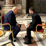 El presidente de EEUU Donald Trump y su homólogo ucraniano Volodimir Zelensky, reunidos en el Vaticano