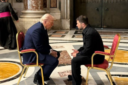 El presidente de EEUU Donald Trump y su homólogo ucraniano Volodimir Zelensky, reunidos en el Vaticano