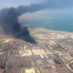 Columna de humo que sale del puerto de Rajaie, en la ciudad de Bandar Abbas, en el sur de Irán, 27 de abril de 2025. Foto: EFE