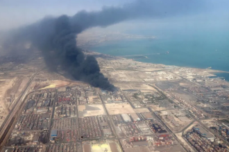 Columna de humo que sale del puerto de Rajaie, en la ciudad de Bandar Abbas, en el sur de Irán, 27 de abril de 2025. Foto: EFE