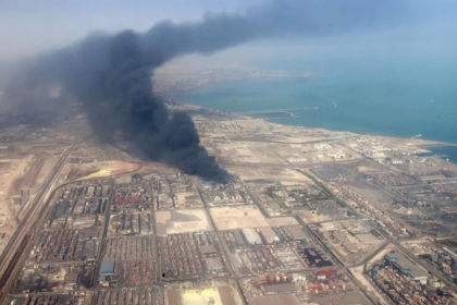 Columna de humo que sale del puerto de Rajaie, en la ciudad de Bandar Abbas, en el sur de Irán, 27 de abril de 2025. Foto: EFE