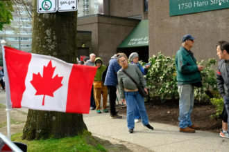 Votantes esperan para depositar su voto antes de que un colegio electoral abra sus puertas, antes de las elecciones federales de Canadá en Vancouver, Columbia Británica, Canadá, 19 de abril de 2025. © Reuters / Chris Helgren