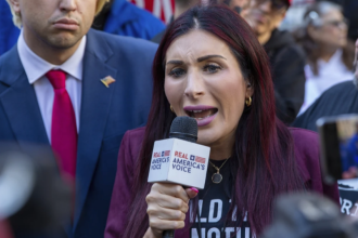 La activista de derecha Laura Loomer habla frente al tribunal donde se lleva a cabo el juicio por soborno de Donald Trump, el 15 de abril de 2024, en Nueva York. (AP Foto/Ted Shaffrey, Archivo