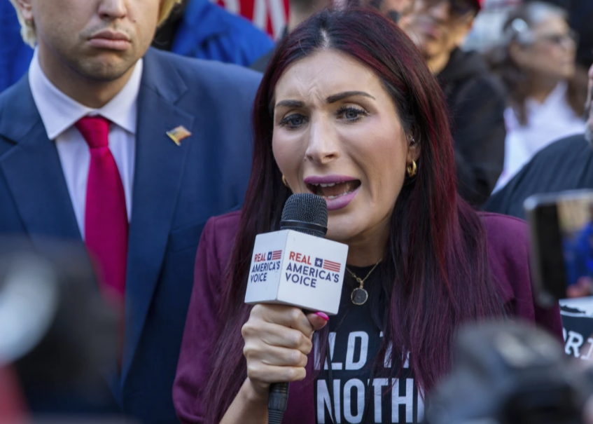 La activista de derecha Laura Loomer habla frente al tribunal donde se lleva a cabo el juicio por soborno de Donald Trump, el 15 de abril de 2024, en Nueva York. (AP Foto/Ted Shaffrey, Archivo