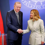 presidente turco, Recep Tayyip Erdogan, y la primera ministra italiana, Giorgia Meloni, se dan la mano tras su reunión en Villa Pamphilj, Roma, el martes 29 de abril de 2025. (Roberto Monaldo/LaPresse vía AP)