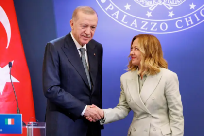 presidente turco, Recep Tayyip Erdogan, y la primera ministra italiana, Giorgia Meloni, se dan la mano tras su reunión en Villa Pamphilj, Roma, el martes 29 de abril de 2025. (Roberto Monaldo/LaPresse vía AP)