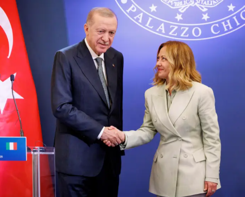 presidente turco, Recep Tayyip Erdogan, y la primera ministra italiana, Giorgia Meloni, se dan la mano tras su reunión en Villa Pamphilj, Roma, el martes 29 de abril de 2025. (Roberto Monaldo/LaPresse vía AP)