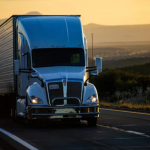 Arizona, Estados Unidos - 2020: Camiones americanos. Carreteras en los Estados Unidos, entrega de mercancías. Transportes — Fotografía editorial de stock