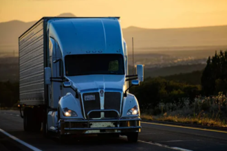 Arizona, Estados Unidos - 2020: Camiones americanos. Carreteras en los Estados Unidos, entrega de mercancías. Transportes — Fotografía editorial de stock