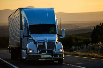 Arizona, Estados Unidos - 2020: Camiones americanos. Carreteras en los Estados Unidos, entrega de mercancías. Transportes — Fotografía editorial de stock