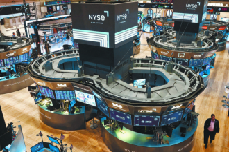 Los tres principales índices accionarios de Wall Street cerraron prácticamente estables las negociaciones de este viernes.archivo