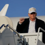 Trump levanta el puño al salir del Air Force One a su llegada a Maryland, este 27 de abril Nathan Howard | REUTERS