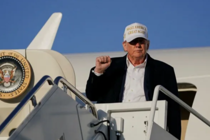Trump levanta el puño al salir del Air Force One a su llegada a Maryland, este 27 de abril Nathan Howard | REUTERS