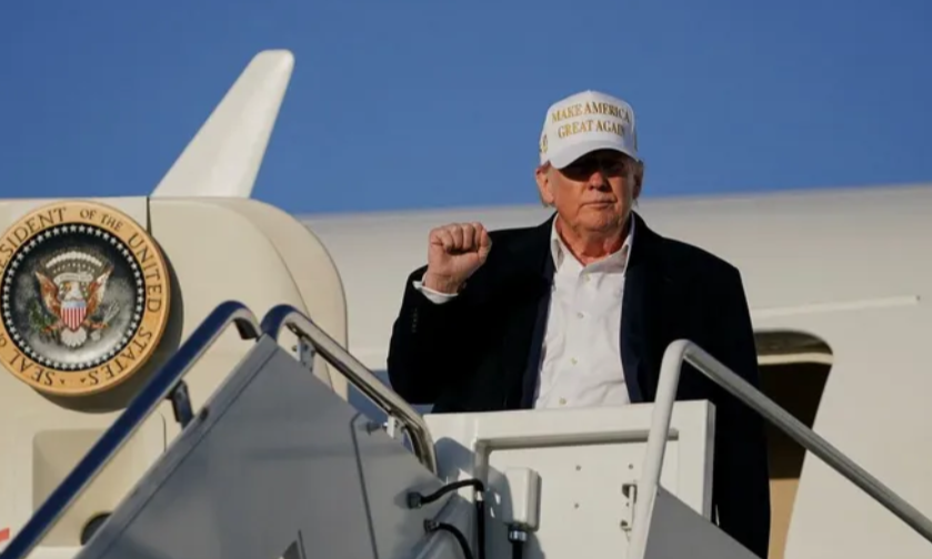 Trump levanta el puño al salir del Air Force One a su llegada a Maryland, este 27 de abril Nathan Howard | REUTERS