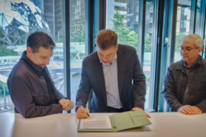 Darío Werthein de Vrio Corp, firma el acuerdo con Rajeev Badyal y Panos Panay de Amazon.Cortesía Directv