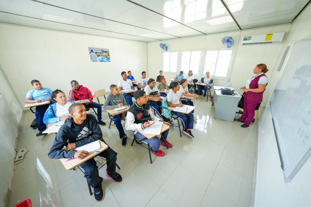 Estudiantes de Liceo Isidro Antonio Estévez en Blanco Arriba reciben con entusiasmo talleres móviles del INFOTEP