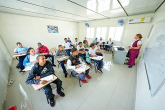 Estudiantes de Liceo Isidro Antonio Estévez en Blanco Arriba reciben con entusiasmo talleres móviles del INFOTEP