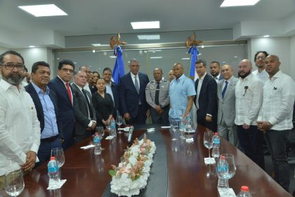 En RD Eric Adams alcalde de NY rinde honor a los fallecidos en la tragedia en el Jet Set