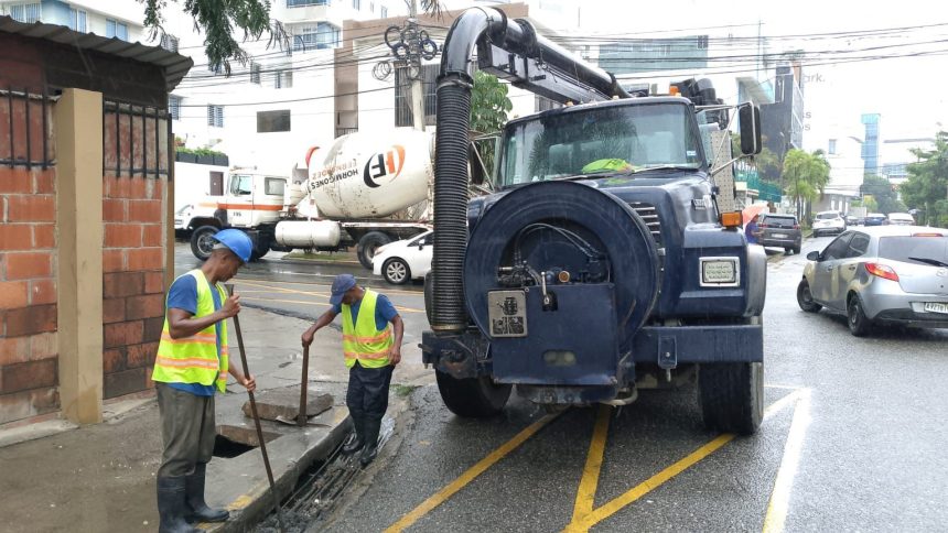 Alcaldía del Distrito Nacional intensifica limpieza de imbornales y filtrantes para mitigar efectos de las lluvias