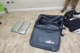 DNCD incauta dos paquetes de cocaína en aeropuerto de Punta Cana