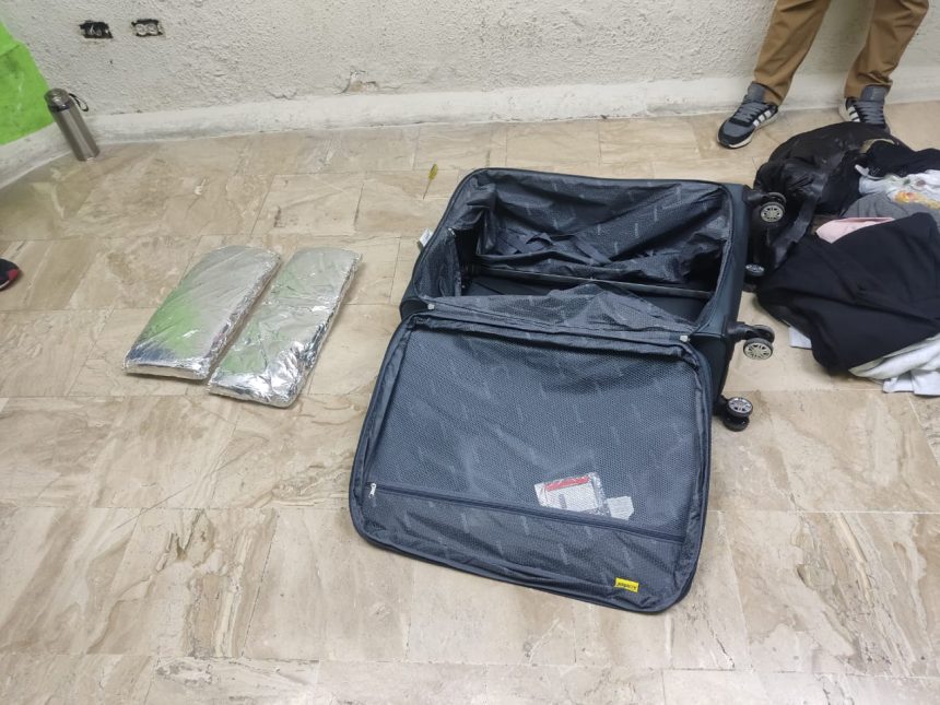 DNCD incauta dos paquetes de cocaína en aeropuerto de Punta Cana