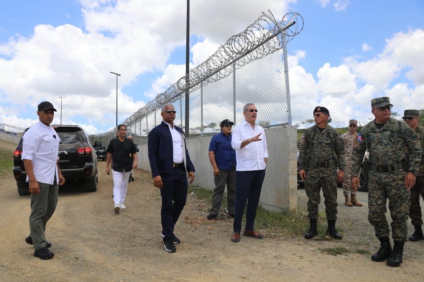 Presidente Abinader llama a tropas a ser "los ojos de la patria en la frontera", supervisa valla perimetral y garantiza seguridad nacional