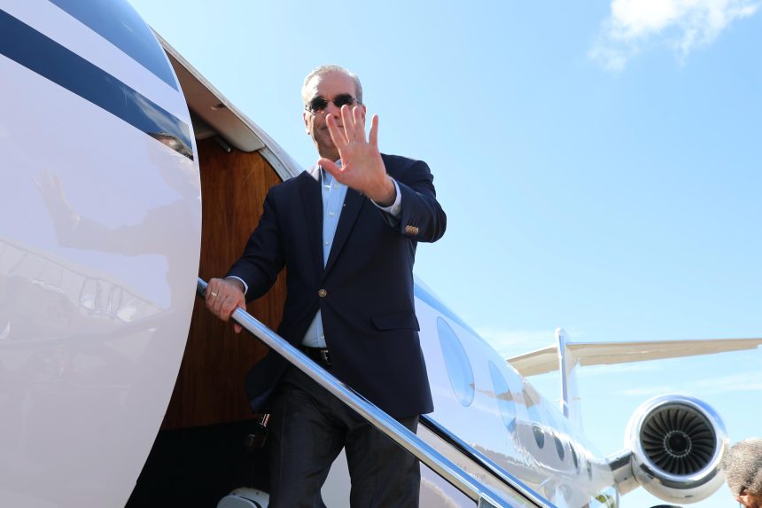 Presidente DOMINICANO sale al Vaticano junto a la primera dama, Raquel Arbaje para asistir al funeral de su Santidad el Papa Francisco