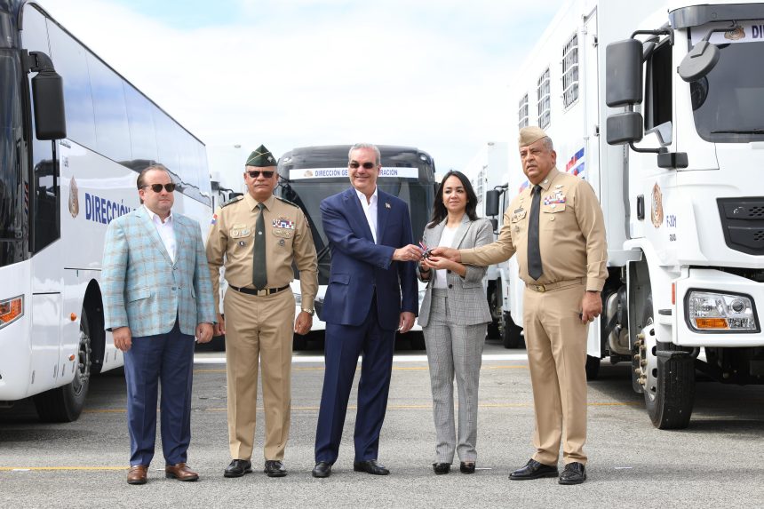 Presidente Abinader entrega 58 vehículos para continuar fortaleciendo operativos migratorios; ya suman 118 los entregados