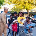 Lee Ballester supervisa la repatriación de parturientas haitianas para garantizar el trato humano