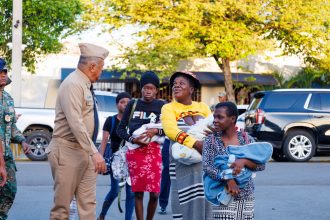 Lee Ballester supervisa la repatriación de parturientas haitianas para garantizar el trato humano