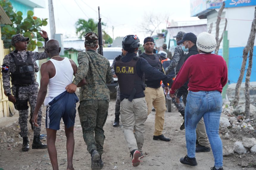 Autoridades intensifican operativos migratorios este viernes con más de 150 detenidos en Hoyo de Friusa y sectores aledaños