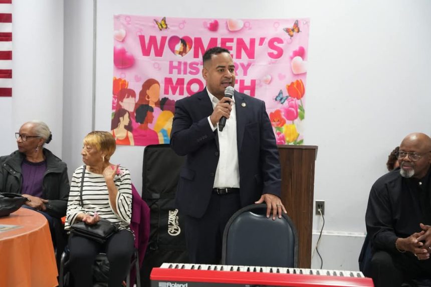 Hector C. Lora ( Alcalde ciudad de Passaic) Fotografia extraida de FB personal.