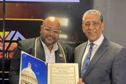 José Ceballos recibe reconocimiento del Congresista Adriano Espaillat.-