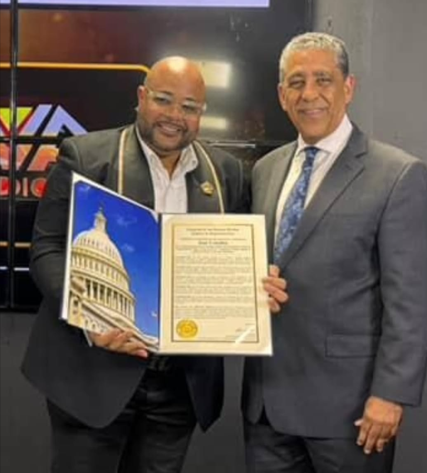 José Ceballos recibe reconocimiento del Congresista Adriano Espaillat.-